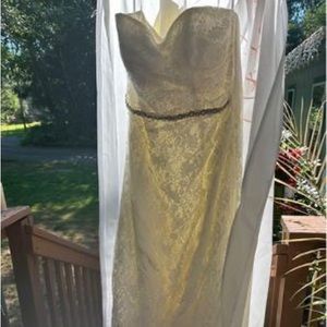 Beautiful David’s bridal Aline wedding dress. Worn for the cerimony only.